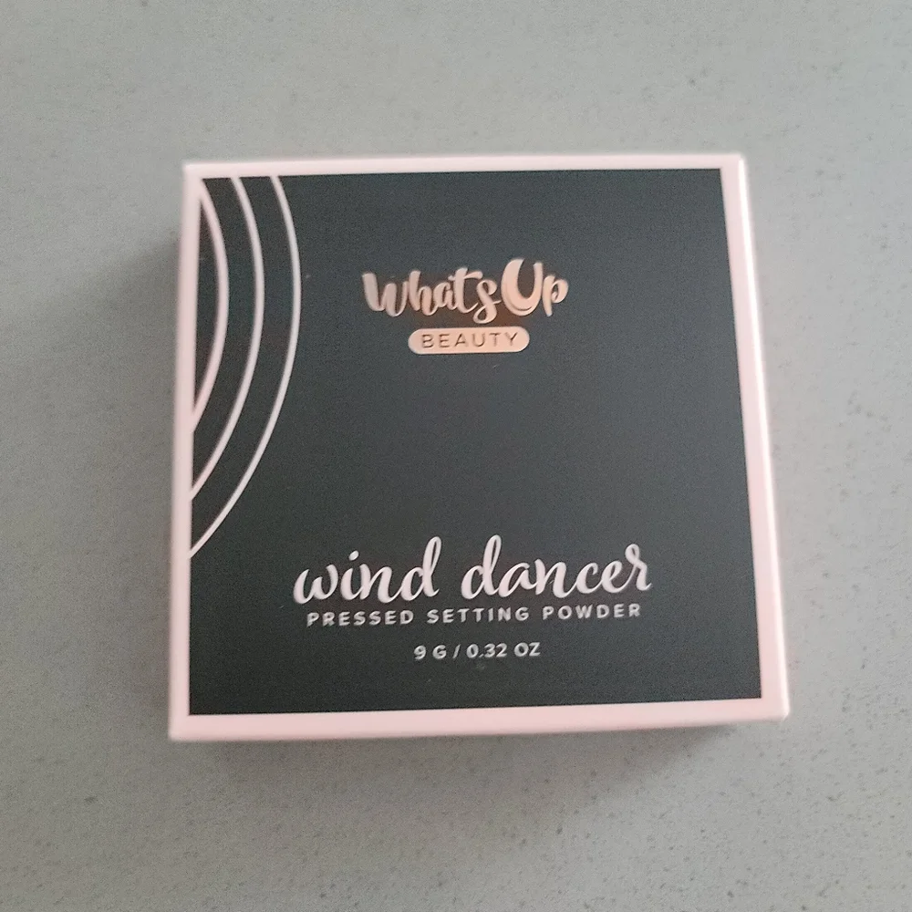 Whats Up Beauty - Wind Dancer Pressed Setting Powder - Light NIB